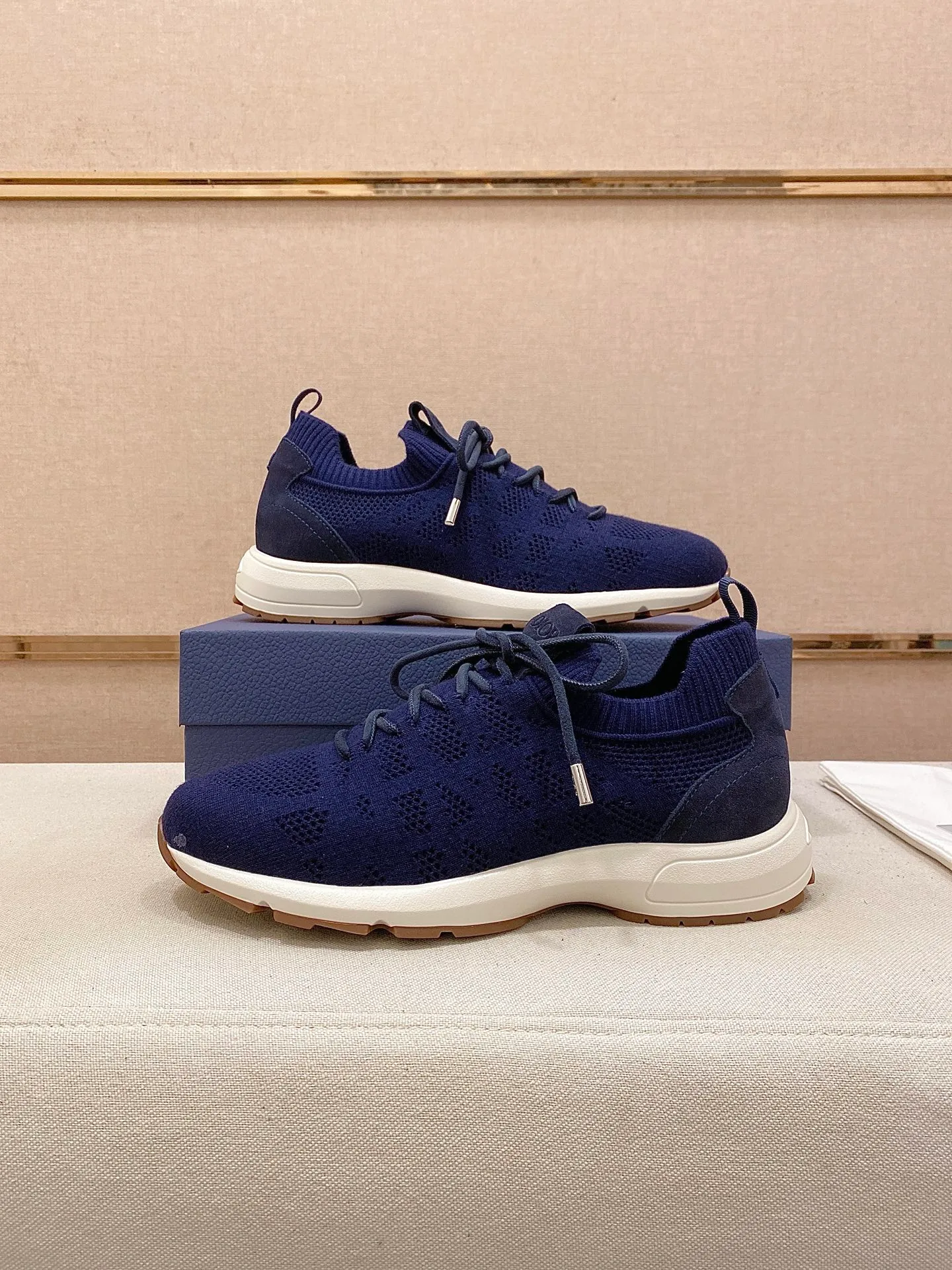 Factory price: 420💰Dior's latest men's fashion sneakers. This item draws inspiration from retro jogging shoes. Featuring a thick, low-top design, it features a mesh fabric upper and an ultra-light rubber foam sole. The side is decorated with an embossed "Di~r" logo. Code number: 39-44 (order 38, 45, 46)